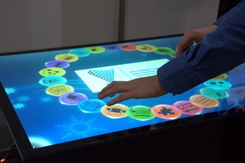 interaktivnye sensornye stoly3 - Интерактивный сенсорный киоск в виде стола